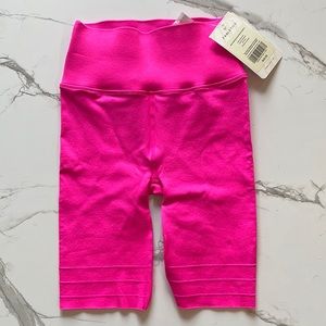 NWT Fabletics High Waistwd Sculptknit Short 9”